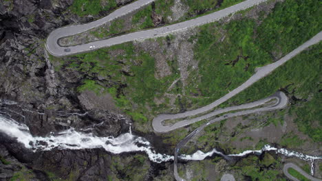 Vista-Aérea-A-Vista-De-Pájaro-Que-Muestra-Las-Curvas-Cerradas-De-La-Carretera-Trollstigen-En-Noruega