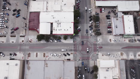 Drohnenaufnahme-Des-Innenstadtverkehrs-In-Der-Historischen-Innenstadt-Von-San-Angelo,-Texas