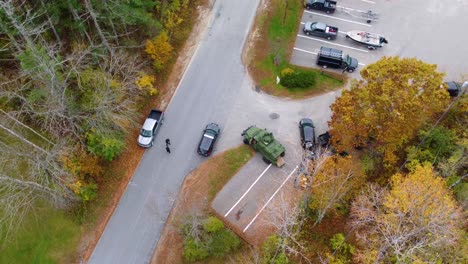 Ein-Polizeieinsatz-Mit-Fahrzeugen-In-Einem-Waldstück,-Tag,-Luftaufnahme