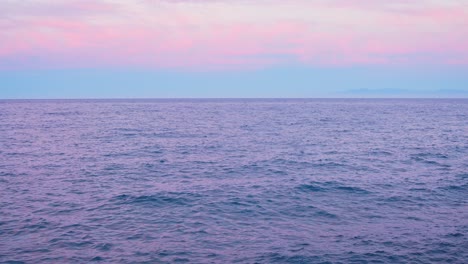 Ocean-horizon-with-gradient-sky-during-sunset-with-the-colors-blue-and-pink,-static