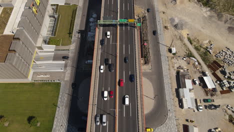 Belgrad,-Serbien,-Luftaufnahme-Des-Autobahnverkehrs-Nach-Der-Gazela-Brücke-An-Einem-Sonnigen-Sommertag,-Drohnenaufnahme-Aus-Großer-Höhe