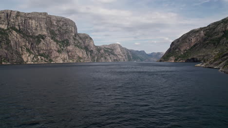 Toma-Aérea,-Volando-Bajo-Sobre-El-Agua-De-Lysefjord,-Noruega