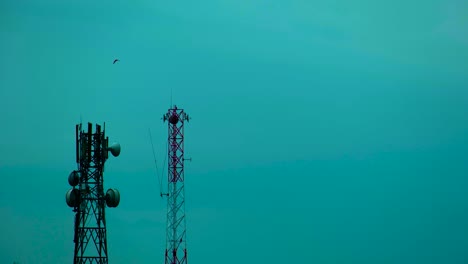 Torre-De-La-Red-De-Telecomunicaciones-En-El-Sombrío-Clima-Monzónico-Contra-El-Fondo-Del-Cielo-Azul