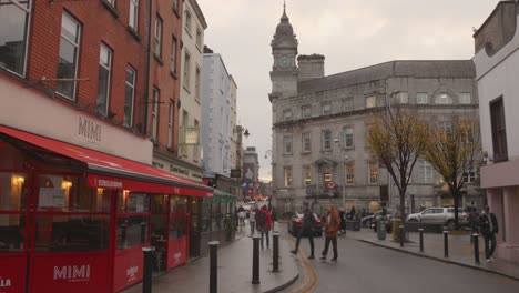 Panning-shot-shows-a-busy-street-and-the-architecture-of-the-various-buildings