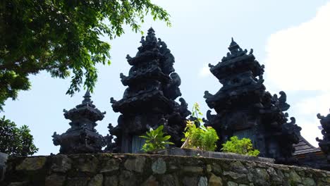 Close-up-of-Pura-Girinatha-Balinese-Hindu-temple-and-gardens-in-the-capital-city-of-East-Timor,-Southeast-Asia