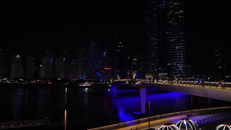 Horizonte-Nocturno-De-Dubai,-Emiratos-Árabes-Unidos,-Vista-Desde-La-Isla-Bluewater,-Luces-Y-Edificios