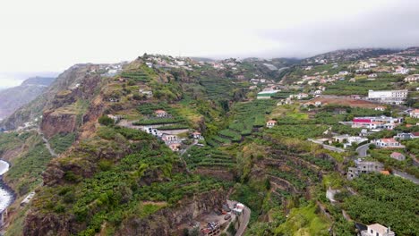 Vuelo-Con-Drones-Sobre-Plantaciones-De-Plátanos-En-Madeira,-Portugal