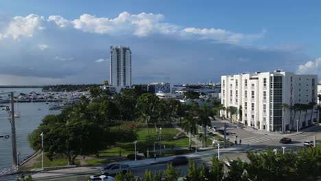 South-Beach,-Miami,-Florida,-EE.UU.,-Vista-Aérea-De-Drones-De-Edificios-Frente-A-La-Bahía,-Puerto-Deportivo-Y-Barrio-Residencial-En-Una-Tarde-Soleada