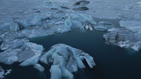 Flug-über-Massive-Eisblöcke,-Spektakuläre-Gefrorene-Gletscherlandschaft