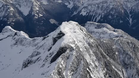 Schneebedeckte-Berggipfel-Und-Tal,-Hohe-Luftumlaufbahn,-Sonniger-Tag