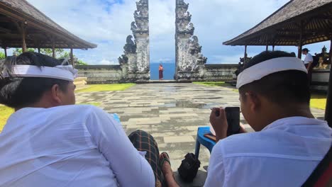 Balinesische-Jungen-Fotografieren-Touristen-Am-Heavens-Gate,-Hindu-Tempel-Pura-Penataran-Agung-Lempuyang