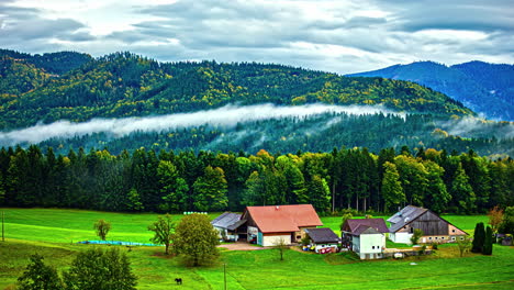 Zeitraffer-Der-Wolkenlandschaft-über-Einem-Abgelegenen-Gehöft-In-Den-österreichischen-Alpen