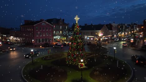 Schneegestöber-über-Weihnachtsbaum-Auf-Dem-Stadtplatz-Von-Gettysburg-Während-Der-Dämmerung