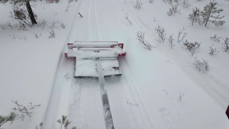 Punto-De-Vista-De-Una-Colocación-De-Pistas-De-Esquí-De-Fondo-Con-Scooter-De-Nieve-En-La-Temporada-De-Invierno