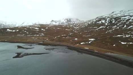 Eine-4K-Drohne,-Luft--Und-Kinoaufnahmen-Eines-Zugefrorenen-Sees-Und-Berges-In-Island