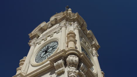 Una-Impresionante-Vista-Del-Reloj-Del-Edificio-Correos,-Donde-Tuvo-Lugar-La-Mascleta