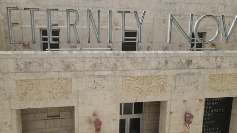 Schild-„Eternity-Now“-Am-Bass-Art-Museum,-Miami-Beach,-USA,-Drohnen-Luftaufnahme