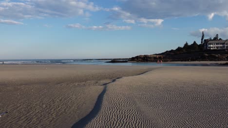 Drohnen-Fliegen-über-Den-Sandstrand-In-Ogunquit,-Maine,-USA,-Während-Möwen-An-Einem-Sonnigen-Sommertag-über-Dem-Wasser-Des-Atlantischen-Ozeans-Fliegen-Und-Die-Malerische-Küstenlinie-Freigeben