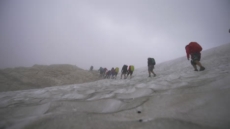 Der-Gipfel-Des-Triglav-Zieht-Abenteurer-An.-Wanderer-Trotzen-Dem-Nebel,-Um-Eine-Atemberaubende-Aussicht-Zu-Genießen