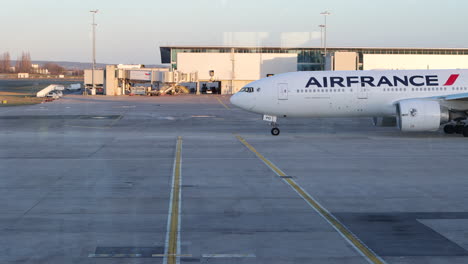 Air-France-Boeing-Airbus-Moviéndose-En-El-Aeródromo-Del-Aeropuerto-París-CDG-En-Francia