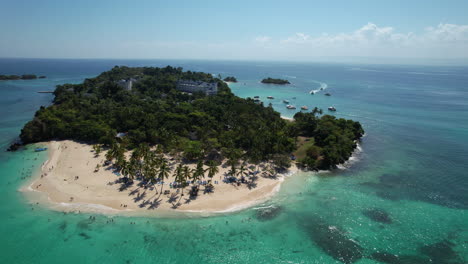 Impressive-aerial-view-of-a-touristic-Caribbean-island-with-a-wonderful-beach,-Cayo-Levantado,-Dominican-Republic