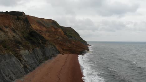 Toma-Aérea-En-Ascenso-Que-Muestra-El-Deslizamiento-De-Tierra-De-2023-En-Seatown-Beach-Dorset,-Inglaterra