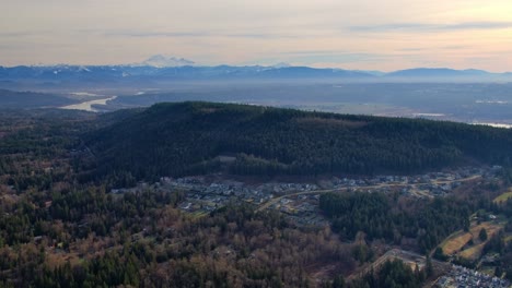 British-Columbia-Landschaft-Mit-Mount-Baker-Am-Horizont-Luftaufnahme