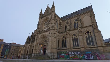 Notre-Dame-de-Bonne-Nouvelle-basilica,-in-Place-Sainte-Anne-square,-Rennes-city-center,-Brittany-in-France