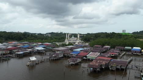 Eine-Drohne-Schoss-über-Die-Schwimmenden-Dörfer-Von-Kampong-Ayer-In-Bandar-Seri-Bagawan-In-Brunei-Darussalam-In-Richtung-Einer-Moschee