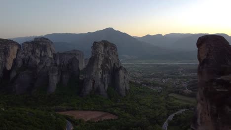 Toma-Aérea-Con-Plataforma-Rodante-De-Las-Rocas-De-Meteora,-Grecia.