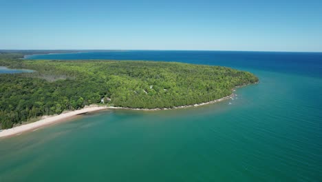 Toma-De-Drones-De-Las-Hermosas-Y-Coloridas-Aguas-En-El-Condado-De-Door,-Wisconsin.