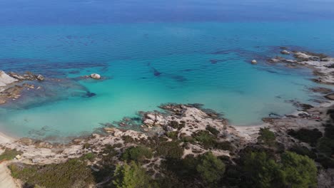 Luftaufnahme-Entlang-Des-Berühmten-Kavourotripes-Strandes-In-Sithonia,-Chalkidiki,-Griechenland