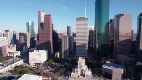 Vista-Aérea-De-Los-Rascacielos-Del-Centro-De-Houston-Y-El-Edificio-Del-Ayuntamiento,-Texas,-EE.UU.,-Disparo-De-Drone