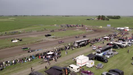 Vista-Aérea-De-Coches-Antiguos-Corriendo-En-Pista-De-Tierra,-Frisia,-Países-Bajos