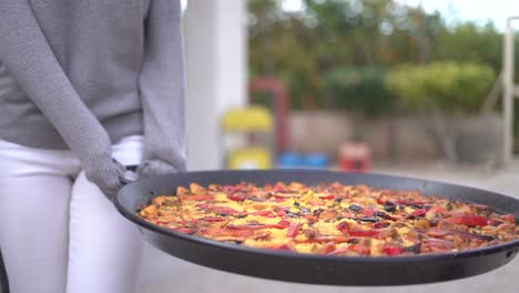 Llevando-Paella-A-Una-Reunión-De-Gente-Celebrando