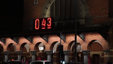 Kopenhagener-Hauptbahnhof-Bei-Nacht,-Dänemark,-Fassade,-Uhr-Und-Eingang