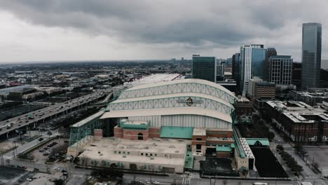 Toma-Aérea-Del-Parque-Minute-Maid-En-El-Centro-De-Houston,-Texas