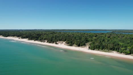 Whitefish-Dunes-State-Park-Küste-Mit-Weißem-Sand-Und-Wellen-In