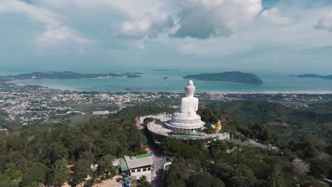 Phukets-Schönheit-Entfaltet-Sich-Vom-Aussichtspunkt-Des-Großen-Buddha-Aus