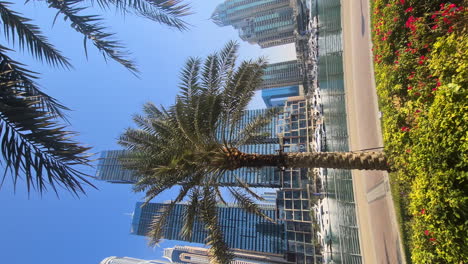 Vertikales-Video,-Dubai-Marina,-Vereinigte-Arabische-Emirate,-Modernes-Wohnviertel,-Türme-Und-Wolkenkratzer-Am-Wasser,-Panorama
