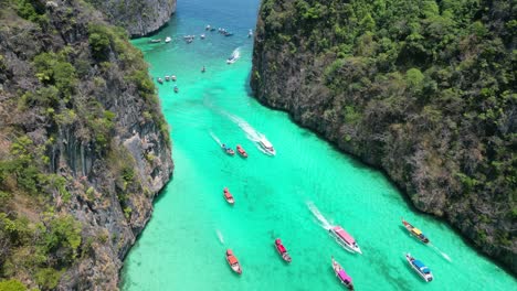 Vista-Aérea-De-La-Laguna-Pileh-En-La-Isla-Phi-Phi-Y-Turismo-En-Barco,-Aérea