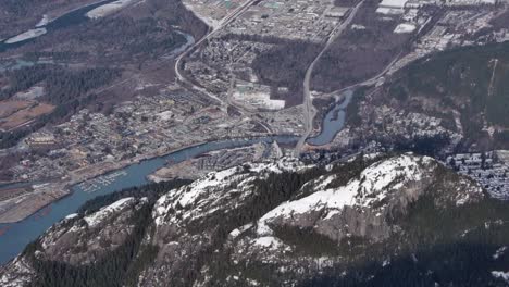 Squamish-City,-BC-Luftaufnahme-Aus-Einem-Kleinen-Flugzeug,-Wintertag