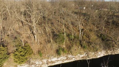 Lake-Flint-Creek-Und-Lake-Swepco,-AR,-USA-Mit-Kahlen-Bäumen,-Luftaufnahme