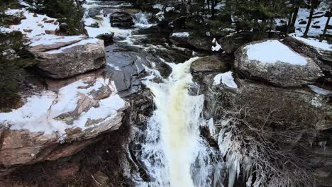 Wasserfall-Bei-Kaaterskill-Falls-Hunter-NY-Green-County