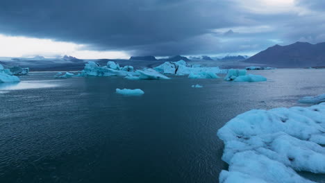 Flug-über-Den-Gletschersee-Jökulsárlón-In-Island-Bei-Sonnenaufgang---Drohnenaufnahme