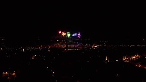 Buntes-Feuerwerk-über-Venedig-Bei-Nacht,-Das-Die-Silhouette-Der-Stadt-Erhellt,-Luftaufnahme