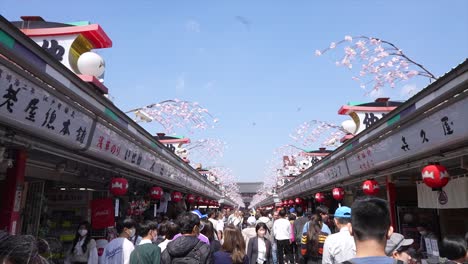 Japanese-temple-in-Tokyo,-tourists,-Tokyo-shrines,-Asakusa,-Sensoji,-timelapse