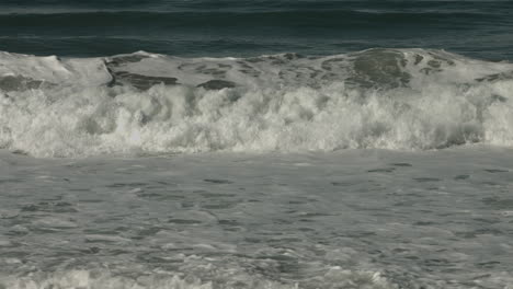 Olas-Del-Mar-En-Una-Playa-De-California