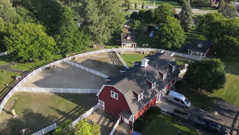 Streichelzoo-Im-Heritage-Park-Mit-Ikonischer-Amerikanischer-Scheune,-Luftaufnahme-Aus-Der-Drohne