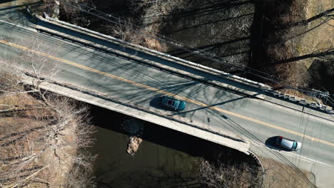 Sedimente,-Die-In-Einer-Luftaufnahme-Unter-Einer-Autobrücke-Hindurchfließen